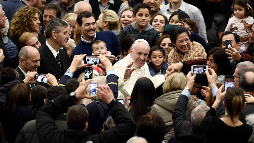 El Papa Francisco llega a su audiencia en el Vaticano. En vídeo, declaraciones del Papa. FILIPPO MONTEFORTE (afp) | reuters