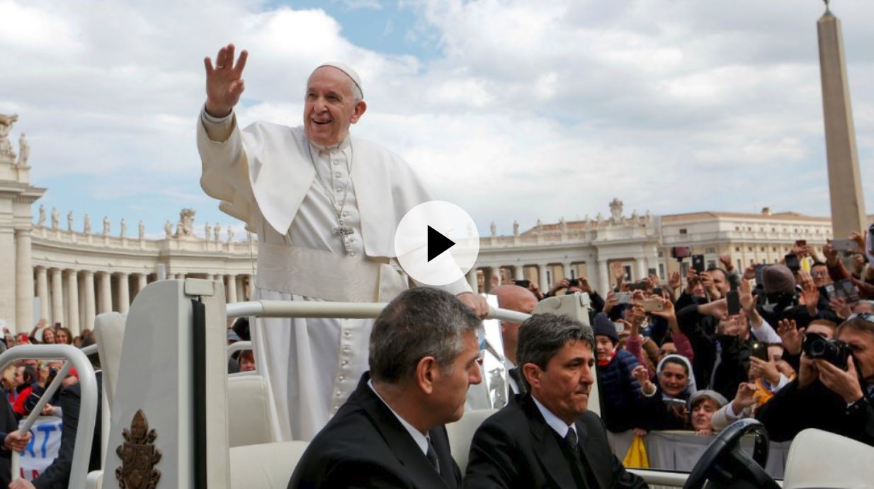 El papa Francisco saluda a sus seguidores en la audiencia general del pasado miércoles en la Plaza de San Pedro en el Vaticano. Remo Casilli / Reuters