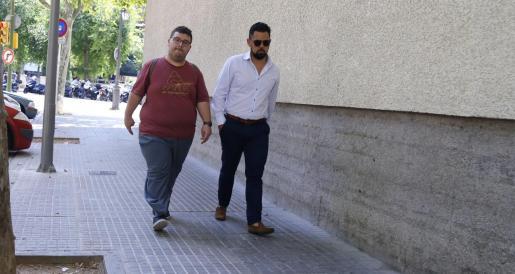 El acusado (a la izquierda), junto a su abogado, Eduardo Luna, dirigiéndose a la Jefatura de Policía. 28-06-2018 | A. Sepúlveda